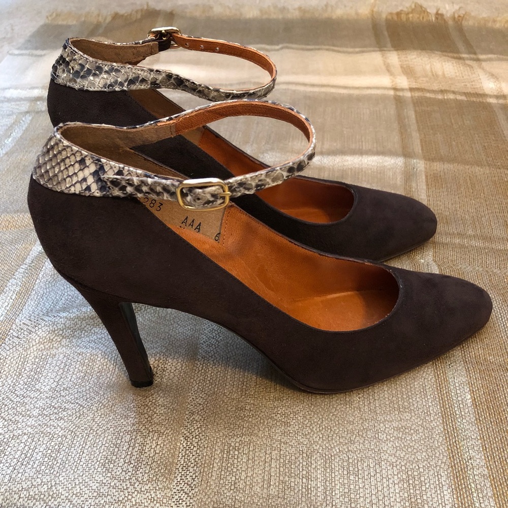 Stuart Weitzman pumps in brown suede